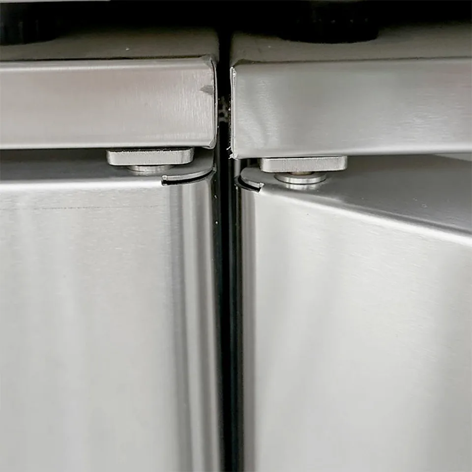 Armoire basse en acier inoxydable à 3 portes avec pieds réglables pour cuisines commerciales